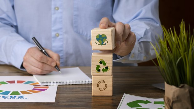 Designed by Freepik (https://www.freepik.com/free-photo/front-view-man-with-wooden-blocks_38687397.htm#fromView=serie&position=5)